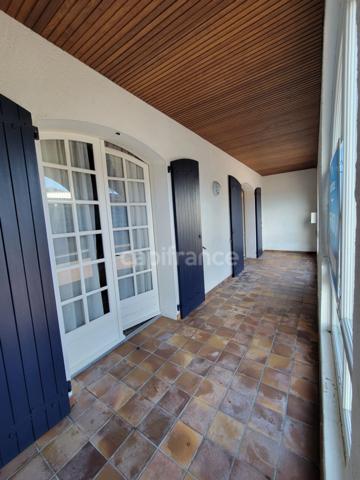 ( 85 ) entre NOIRMOUTIER , PORNIC et CHALLANS à vendre centre ville BEAUVOIR SUR MER maison de 181 m² 4 chambres , garage , terrain clos de 396 m²