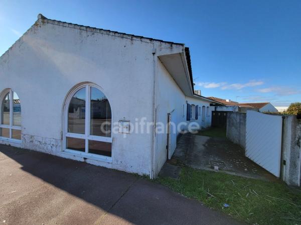 ( 85 ) entre NOIRMOUTIER , PORNIC et CHALLANS à vendre centre ville BEAUVOIR SUR MER maison de 181 m² 4 chambres , garage , terrain clos de 396 m²