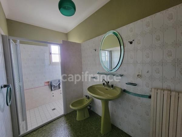 ( 85 ) entre NOIRMOUTIER , PORNIC et CHALLANS à vendre centre ville BEAUVOIR SUR MER maison de 181 m² 4 chambres , garage , terrain clos de 396 m²