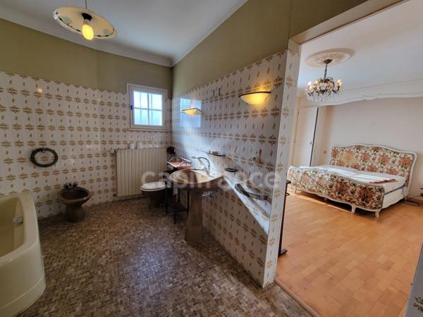 ( 85 ) entre NOIRMOUTIER , PORNIC et CHALLANS à vendre centre ville BEAUVOIR SUR MER maison de 181 m² 4 chambres , garage , terrain clos de 396 m²