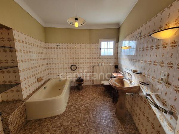 ( 85 ) entre NOIRMOUTIER , PORNIC et CHALLANS à vendre centre ville BEAUVOIR SUR MER maison de 181 m² 4 chambres , garage , terrain clos de 396 m²