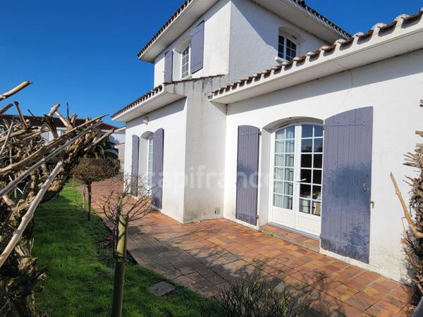 ( 85 ) entre NOIRMOUTIER , PORNIC et CHALLANS à vendre centre ville BEAUVOIR SUR MER maison de 181 m² 4 chambres , garage , terrain clos de 396 m²