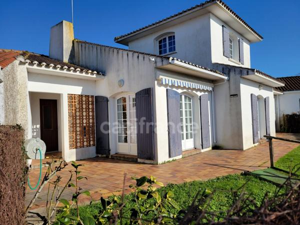 ( 85 ) entre NOIRMOUTIER , PORNIC et CHALLANS à vendre centre ville BEAUVOIR SUR MER maison de 181 m² 4 chambres , garage , terrain clos de 396 m²