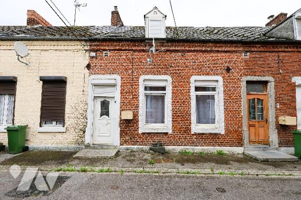 Maison de ville située dans une rue calme proche de toutes les commodités, 2 chambres, jardin.
