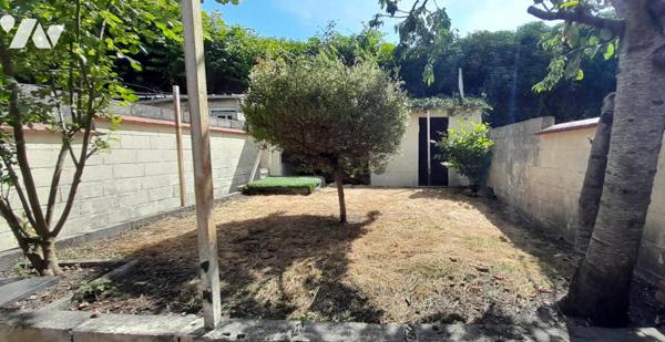 Maison de ville située dans une rue calme proche de toutes les commodités, 2 chambres, jardin.