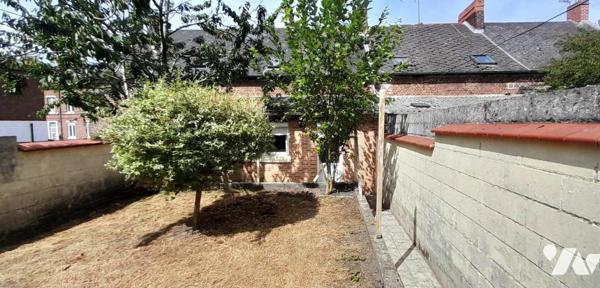 Maison de ville située dans une rue calme proche de toutes les commodités, 2 chambres, jardin.