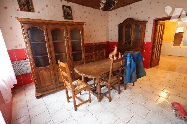 Maison de ville située dans une rue calme proche de toutes les commodités, 2 chambres, jardin.