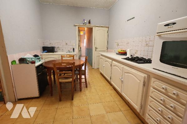 Maison de ville située dans une rue calme proche de toutes les commodités, 2 chambres, jardin.