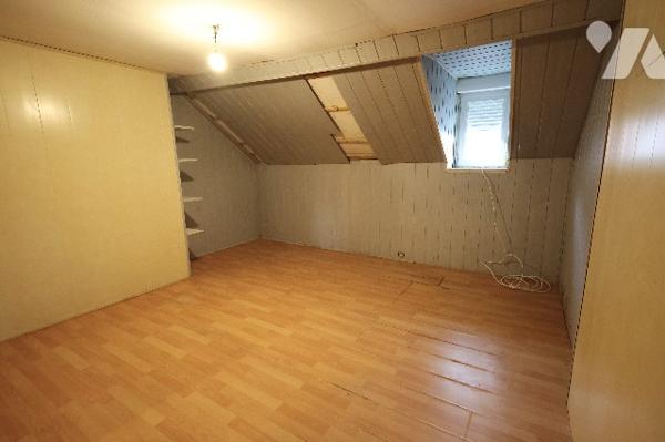 Maison de ville située dans une rue calme proche de toutes les commodités, 2 chambres, jardin.