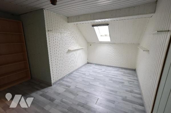 Maison de ville située dans une rue calme proche de toutes les commodités, 2 chambres, jardin.