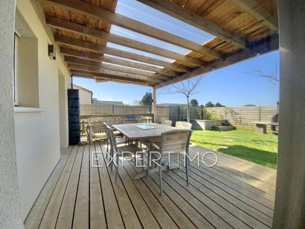 Saint-Vincent-sur-Jard (85520) Maison de plain-pied T4 de 79 m², 3 chambres, terrasse et jardin clôturé, proximité commerces et plages