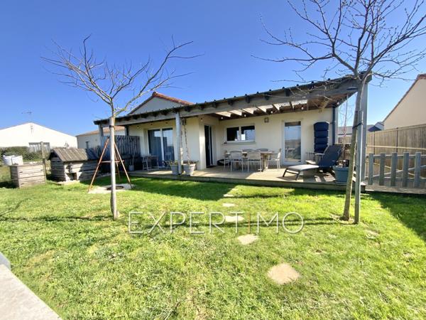 Saint-Vincent-sur-Jard (85520) Maison de plain-pied T4 de 79 m², 3 chambres, terrasse et jardin clôturé, proximité commerces et plages