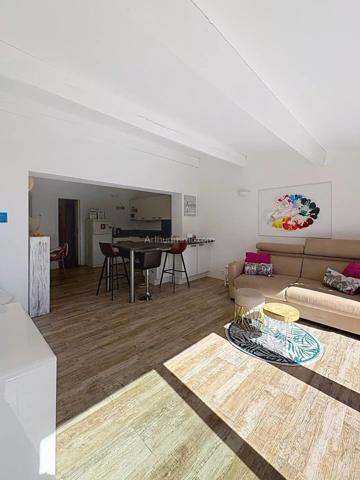 Vente                                                      Appartement
                        
                     2 pièces                      44 m2                     à Lumio