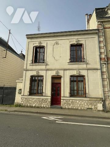 Maison à usage d'habitation avec jardin, sous-sol, garages et dépendances. 