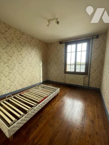 Maison à usage d'habitation avec jardin, sous-sol, garages et dépendances. 