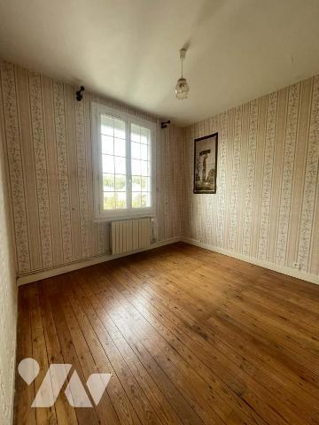 Maison à usage d'habitation avec jardin, sous-sol, garages et dépendances. 