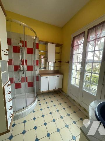 Maison à usage d'habitation avec jardin, sous-sol, garages et dépendances. 