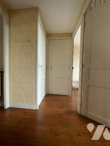 Maison à usage d'habitation avec jardin, sous-sol, garages et dépendances. 