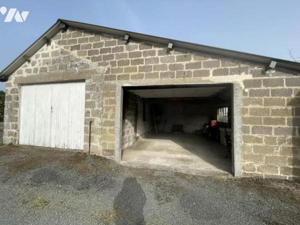 Maison à usage d'habitation avec jardin, sous-sol, garages et dépendances. 