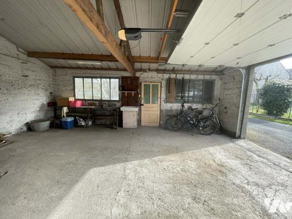 Maison à usage d'habitation avec jardin, sous-sol, garages et dépendances. 