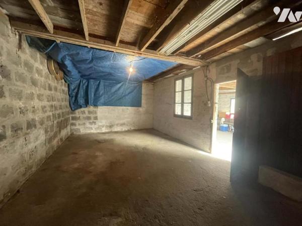 Maison à usage d'habitation avec jardin, sous-sol, garages et dépendances. 