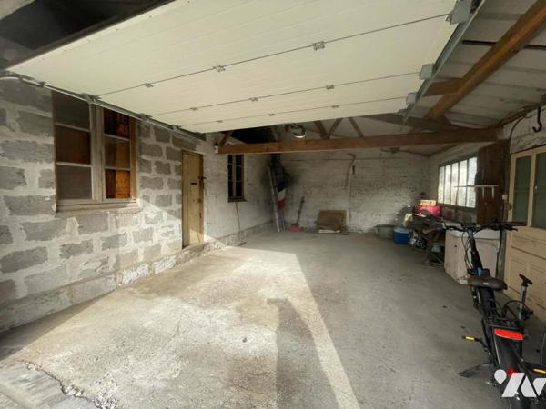 Maison à usage d'habitation avec jardin, sous-sol, garages et dépendances. 