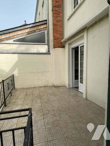 Maison à usage d'habitation avec jardin, sous-sol, garages et dépendances. 