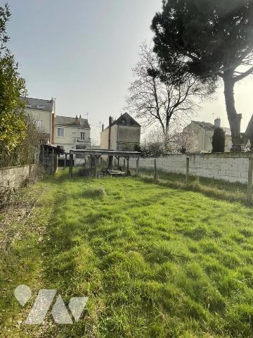 Maison à usage d'habitation avec jardin, sous-sol, garages et dépendances. 