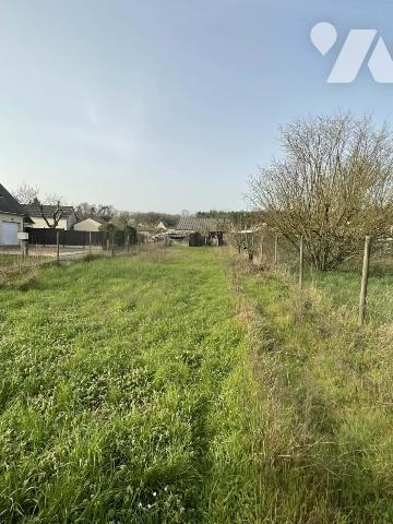 Maison à usage d'habitation avec jardin, sous-sol, garages et dépendances. 
