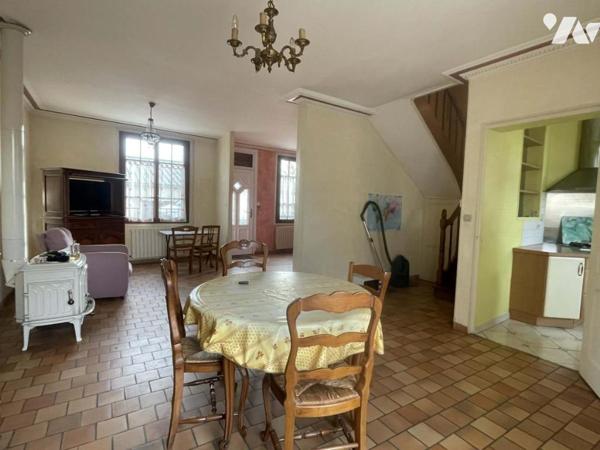 Maison à usage d'habitation avec jardin, sous-sol, garages et dépendances. 