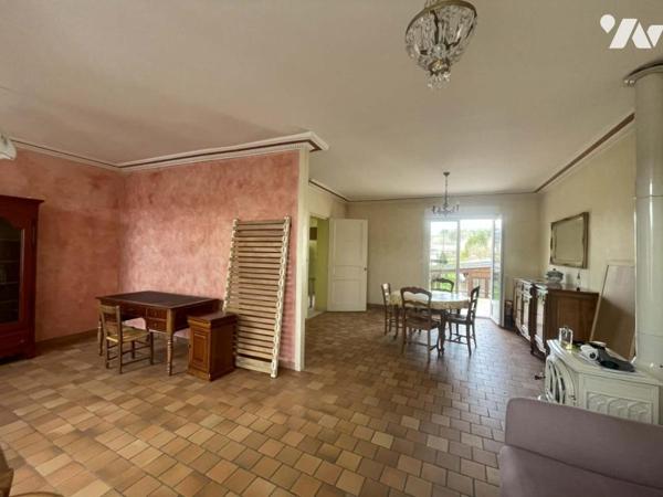 Maison à usage d'habitation avec jardin, sous-sol, garages et dépendances. 