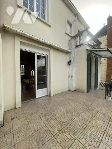 Maison à usage d'habitation avec jardin, sous-sol, garages et dépendances. 