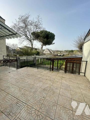 Maison à usage d'habitation avec jardin, sous-sol, garages et dépendances. 