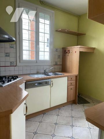 Maison à usage d'habitation avec jardin, sous-sol, garages et dépendances. 