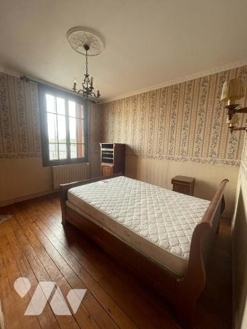 Maison à usage d'habitation avec jardin, sous-sol, garages et dépendances. 