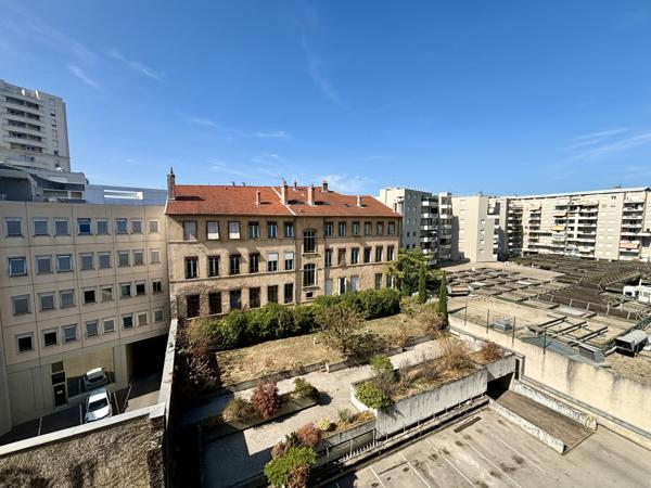 LOCATION 69100 VILLEURBANNE - APPARTEMENT T1 - meublé refait à neuf - proche écoles et transports - chauffage