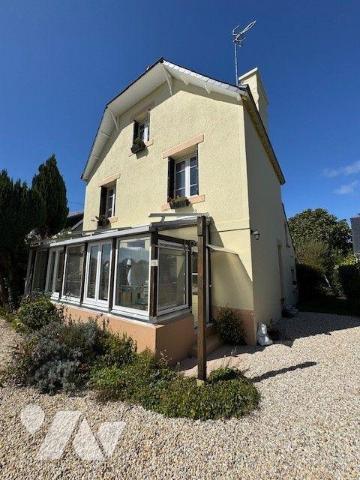 A VENDRE MAISON DE CHARME à  MOELAN SUR MER (29)

Située à deux pas du bourg de Kergroës, cet...
