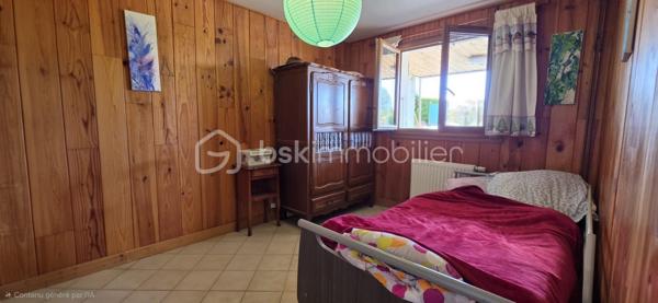Située sur les hauteurs prisées de Saint-Martin-d’Uriage, cette propriété de caractère sur 3 niveaux saura vous charmer par son environnement verdoyant et son calme.

Le ​Charme authentique, l'ambiance chalet, double séjour avec cheminée et balcon.

​Extérieurs privilégiés avec un terrain d'environ 1925 m², situé en bout de chemin.

Aujourd'hui 2 logements composent cette maison
​Logement 1 : Entrée, cuisine, salon (accès étage), 1 chambre, salle d'eau/WC.
​Logement 2 : Vaste séjour double avec balcon, cuisine sur terrasse, 3 chambres, salle d’eau et WC.

​Annexes : Garage, atelier, buanderie et portail électrique.

​Le compromis parfait,  la sérénité de la montagne à proximité immédiate de Grenoble et des commodités.


​Vidéo disponible. 
Contactez nous dès aujourd'hui pour organiser votre visite.