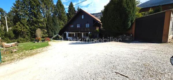 Située sur les hauteurs prisées de Saint-Martin-d’Uriage, cette propriété de caractère sur 3 niveaux saura vous charmer par son environnement verdoyant et son calme.

Le ​Charme authentique, l'ambiance chalet, double séjour avec cheminée et balcon.

​Extérieurs privilégiés avec un terrain d'environ 1925 m², situé en bout de chemin.

Aujourd'hui 2 logements composent cette maison
​Logement 1 : Entrée, cuisine, salon (accès étage), 1 chambre, salle d'eau/WC.
​Logement 2 : Vaste séjour double avec balcon, cuisine sur terrasse, 3 chambres, salle d’eau et WC.

​Annexes : Garage, atelier, buanderie et portail électrique.

​Le compromis parfait,  la sérénité de la montagne à proximité immédiate de Grenoble et des commodités.


​Vidéo disponible. 
Contactez nous dès aujourd'hui pour organiser votre visite.