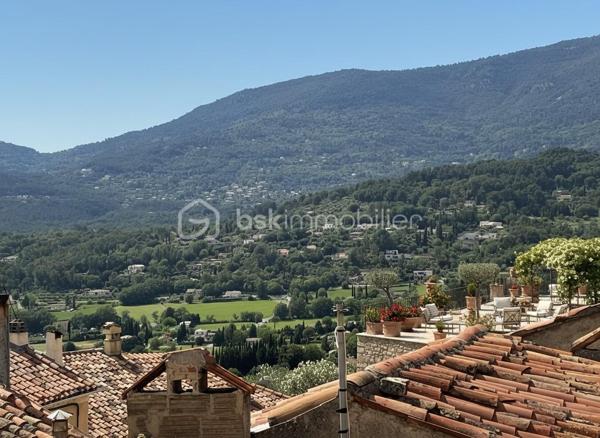 Au cœur du village de Fayence, dans un environnement calme et sans vis-à-vis, découvrez cette charmante maison de village composée de deux logements indépendants, offrant une belle opportunité d'investissement ou d'accession à la propriété avec revenu locatif.
Proposée au prix de 159 000 €, elle permet de bénéficier d'un revenu immédiat tout en offrant un beau potentiel de valorisation.
Le bien se compose de :
• Un studio de 25,25 m², situé au 1er étage et actuellement loué 420 € par mois, comprenant une pièce de vie avec alcôve, une salle d'eau et un WC.
• Un appartement 3 pièces en duplex de 43,55 m² Loi Carrez (57,22 m² au sol), réparti sur les 2ᵉ et 3ᵉ étages. À rénover, il comprend un salon, une cuisine et un WC au premier niveau, puis deux chambres sous pente et une salle d'eau à l'étage.
Cette configuration est idéale pour un premier achat : le duplex peut être occupé en résidence principale tandis que le studio déjà loué génère un revenu permettant de contribuer au remboursement du crédit immobilier.
Pour un investisseur, le potentiel est tout aussi attractif. Après rénovation du duplex, les deux logements peuvent générer jusqu'à 1 140 € de loyers mensuels, soit 13 680 € par an, représentant une rentabilité brute estimée à environ 8,6 %, avec un rendement pouvant être encore optimisé en location saisonnière.
Rare au cœur du village, la maison bénéficie d'un environnement sans vis-à-vis et offre, selon les pièces, une agréable vue dégagée sur les toits de Fayence et les collines environnantes, apportant luminosité et charme à l'ensemble.
Taxe Foncière 800 euro.
Son emplacement privilégié, à quelques pas des commerces, des écoles, des restaurants et des transports, ainsi que les stationnements publics à proximité, en font un bien particulièrement recherché.
Convient aussi bien à un investisseur qu'à un primo-accédant.
Une opportunité rare sur le marché de Fayence, alliant rendement locatif, potentiel d'évolution et qualité de vie.
Pour plus d'informations ou organiser une visite, contactez Adeline Le Cravier au 06 22 04 20 46.