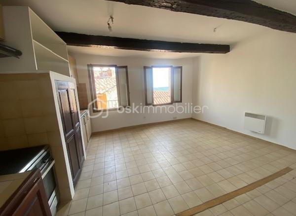 Au cœur du village de Fayence, dans un environnement calme et sans vis-à-vis, découvrez cette charmante maison de village composée de deux logements indépendants, offrant une belle opportunité d'investissement ou d'accession à la propriété avec revenu locatif.
Proposée au prix de 159 000 €, elle permet de bénéficier d'un revenu immédiat tout en offrant un beau potentiel de valorisation.
Le bien se compose de :
• Un studio de 25,25 m², situé au 1er étage et actuellement loué 420 € par mois, comprenant une pièce de vie avec alcôve, une salle d'eau et un WC.
• Un appartement 3 pièces en duplex de 43,55 m² Loi Carrez (57,22 m² au sol), réparti sur les 2ᵉ et 3ᵉ étages. À rénover, il comprend un salon, une cuisine et un WC au premier niveau, puis deux chambres sous pente et une salle d'eau à l'étage.
Cette configuration est idéale pour un premier achat : le duplex peut être occupé en résidence principale tandis que le studio déjà loué génère un revenu permettant de contribuer au remboursement du crédit immobilier.
Pour un investisseur, le potentiel est tout aussi attractif. Après rénovation du duplex, les deux logements peuvent générer jusqu'à 1 140 € de loyers mensuels, soit 13 680 € par an, représentant une rentabilité brute estimée à environ 8,6 %, avec un rendement pouvant être encore optimisé en location saisonnière.
Rare au cœur du village, la maison bénéficie d'un environnement sans vis-à-vis et offre, selon les pièces, une agréable vue dégagée sur les toits de Fayence et les collines environnantes, apportant luminosité et charme à l'ensemble.
Taxe Foncière 800 euro.
Son emplacement privilégié, à quelques pas des commerces, des écoles, des restaurants et des transports, ainsi que les stationnements publics à proximité, en font un bien particulièrement recherché.
Convient aussi bien à un investisseur qu'à un primo-accédant.
Une opportunité rare sur le marché de Fayence, alliant rendement locatif, potentiel d'évolution et qualité de vie.
Pour plus d'informations ou organiser une visite, contactez Adeline Le Cravier au 06 22 04 20 46.