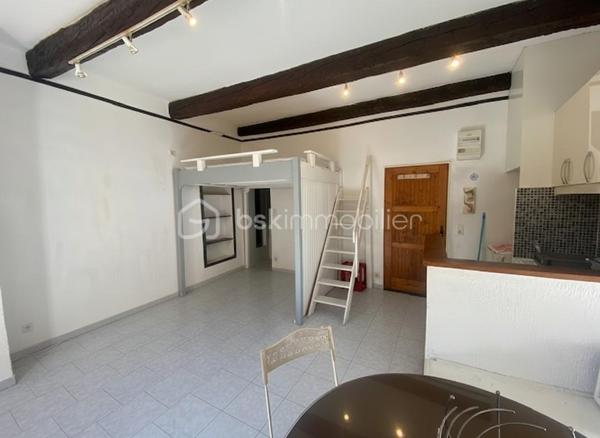 Au cœur du village de Fayence, dans un environnement calme et sans vis-à-vis, découvrez cette charmante maison de village composée de deux logements indépendants, offrant une belle opportunité d'investissement ou d'accession à la propriété avec revenu locatif.
Proposée au prix de 159 000 €, elle permet de bénéficier d'un revenu immédiat tout en offrant un beau potentiel de valorisation.
Le bien se compose de :
• Un studio de 25,25 m², situé au 1er étage et actuellement loué 420 € par mois, comprenant une pièce de vie avec alcôve, une salle d'eau et un WC.
• Un appartement 3 pièces en duplex de 43,55 m² Loi Carrez (57,22 m² au sol), réparti sur les 2ᵉ et 3ᵉ étages. À rénover, il comprend un salon, une cuisine et un WC au premier niveau, puis deux chambres sous pente et une salle d'eau à l'étage.
Cette configuration est idéale pour un premier achat : le duplex peut être occupé en résidence principale tandis que le studio déjà loué génère un revenu permettant de contribuer au remboursement du crédit immobilier.
Pour un investisseur, le potentiel est tout aussi attractif. Après rénovation du duplex, les deux logements peuvent générer jusqu'à 1 140 € de loyers mensuels, soit 13 680 € par an, représentant une rentabilité brute estimée à environ 8,6 %, avec un rendement pouvant être encore optimisé en location saisonnière.
Rare au cœur du village, la maison bénéficie d'un environnement sans vis-à-vis et offre, selon les pièces, une agréable vue dégagée sur les toits de Fayence et les collines environnantes, apportant luminosité et charme à l'ensemble.
Taxe Foncière 800 euro.
Son emplacement privilégié, à quelques pas des commerces, des écoles, des restaurants et des transports, ainsi que les stationnements publics à proximité, en font un bien particulièrement recherché.
Convient aussi bien à un investisseur qu'à un primo-accédant.
Une opportunité rare sur le marché de Fayence, alliant rendement locatif, potentiel d'évolution et qualité de vie.
Pour plus d'informations ou organiser une visite, contactez Adeline Le Cravier au 06 22 04 20 46.