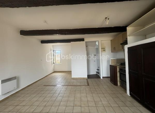 Au cœur du village de Fayence, dans un environnement calme et sans vis-à-vis, découvrez cette charmante maison de village composée de deux logements indépendants, offrant une belle opportunité d'investissement ou d'accession à la propriété avec revenu locatif.
Proposée au prix de 159 000 €, elle permet de bénéficier d'un revenu immédiat tout en offrant un beau potentiel de valorisation.
Le bien se compose de :
• Un studio de 25,25 m², situé au 1er étage et actuellement loué 420 € par mois, comprenant une pièce de vie avec alcôve, une salle d'eau et un WC.
• Un appartement 3 pièces en duplex de 43,55 m² Loi Carrez (57,22 m² au sol), réparti sur les 2ᵉ et 3ᵉ étages. À rénover, il comprend un salon, une cuisine et un WC au premier niveau, puis deux chambres sous pente et une salle d'eau à l'étage.
Cette configuration est idéale pour un premier achat : le duplex peut être occupé en résidence principale tandis que le studio déjà loué génère un revenu permettant de contribuer au remboursement du crédit immobilier.
Pour un investisseur, le potentiel est tout aussi attractif. Après rénovation du duplex, les deux logements peuvent générer jusqu'à 1 140 € de loyers mensuels, soit 13 680 € par an, représentant une rentabilité brute estimée à environ 8,6 %, avec un rendement pouvant être encore optimisé en location saisonnière.
Rare au cœur du village, la maison bénéficie d'un environnement sans vis-à-vis et offre, selon les pièces, une agréable vue dégagée sur les toits de Fayence et les collines environnantes, apportant luminosité et charme à l'ensemble.
Taxe Foncière 800 euro.
Son emplacement privilégié, à quelques pas des commerces, des écoles, des restaurants et des transports, ainsi que les stationnements publics à proximité, en font un bien particulièrement recherché.
Convient aussi bien à un investisseur qu'à un primo-accédant.
Une opportunité rare sur le marché de Fayence, alliant rendement locatif, potentiel d'évolution et qualité de vie.
Pour plus d'informations ou organiser une visite, contactez Adeline Le Cravier au 06 22 04 20 46.