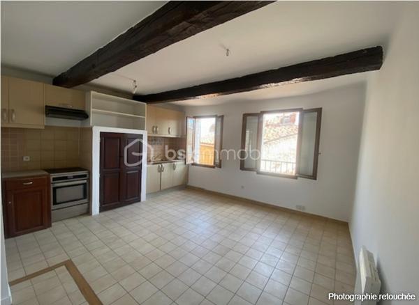 Au cœur du village de Fayence, dans un environnement calme et sans vis-à-vis, découvrez cette charmante maison de village composée de deux logements indépendants, offrant une belle opportunité d'investissement ou d'accession à la propriété avec revenu locatif.
Proposée au prix de 159 000 €, elle permet de bénéficier d'un revenu immédiat tout en offrant un beau potentiel de valorisation.
Le bien se compose de :
• Un studio de 25,25 m², situé au 1er étage et actuellement loué 420 € par mois, comprenant une pièce de vie avec alcôve, une salle d'eau et un WC.
• Un appartement 3 pièces en duplex de 43,55 m² Loi Carrez (57,22 m² au sol), réparti sur les 2ᵉ et 3ᵉ étages. À rénover, il comprend un salon, une cuisine et un WC au premier niveau, puis deux chambres sous pente et une salle d'eau à l'étage.
Cette configuration est idéale pour un premier achat : le duplex peut être occupé en résidence principale tandis que le studio déjà loué génère un revenu permettant de contribuer au remboursement du crédit immobilier.
Pour un investisseur, le potentiel est tout aussi attractif. Après rénovation du duplex, les deux logements peuvent générer jusqu'à 1 140 € de loyers mensuels, soit 13 680 € par an, représentant une rentabilité brute estimée à environ 8,6 %, avec un rendement pouvant être encore optimisé en location saisonnière.
Rare au cœur du village, la maison bénéficie d'un environnement sans vis-à-vis et offre, selon les pièces, une agréable vue dégagée sur les toits de Fayence et les collines environnantes, apportant luminosité et charme à l'ensemble.
Taxe Foncière 800 euro.
Son emplacement privilégié, à quelques pas des commerces, des écoles, des restaurants et des transports, ainsi que les stationnements publics à proximité, en font un bien particulièrement recherché.
Convient aussi bien à un investisseur qu'à un primo-accédant.
Une opportunité rare sur le marché de Fayence, alliant rendement locatif, potentiel d'évolution et qualité de vie.
Pour plus d'informations ou organiser une visite, contactez Adeline Le Cravier au 06 22 04 20 46.