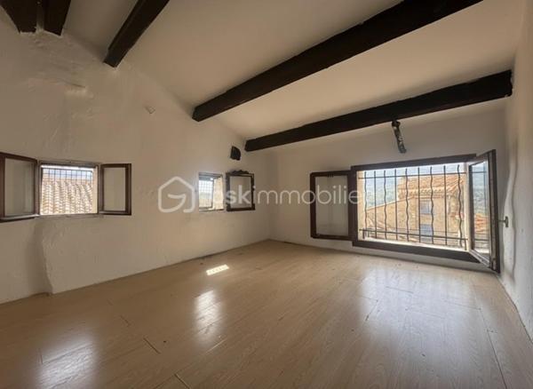 Au cœur du village de Fayence, dans un environnement calme et sans vis-à-vis, découvrez cette charmante maison de village composée de deux logements indépendants, offrant une belle opportunité d'investissement ou d'accession à la propriété avec revenu locatif.
Proposée au prix de 159 000 €, elle permet de bénéficier d'un revenu immédiat tout en offrant un beau potentiel de valorisation.
Le bien se compose de :
• Un studio de 25,25 m², situé au 1er étage et actuellement loué 420 € par mois, comprenant une pièce de vie avec alcôve, une salle d'eau et un WC.
• Un appartement 3 pièces en duplex de 43,55 m² Loi Carrez (57,22 m² au sol), réparti sur les 2ᵉ et 3ᵉ étages. À rénover, il comprend un salon, une cuisine et un WC au premier niveau, puis deux chambres sous pente et une salle d'eau à l'étage.
Cette configuration est idéale pour un premier achat : le duplex peut être occupé en résidence principale tandis que le studio déjà loué génère un revenu permettant de contribuer au remboursement du crédit immobilier.
Pour un investisseur, le potentiel est tout aussi attractif. Après rénovation du duplex, les deux logements peuvent générer jusqu'à 1 140 € de loyers mensuels, soit 13 680 € par an, représentant une rentabilité brute estimée à environ 8,6 %, avec un rendement pouvant être encore optimisé en location saisonnière.
Rare au cœur du village, la maison bénéficie d'un environnement sans vis-à-vis et offre, selon les pièces, une agréable vue dégagée sur les toits de Fayence et les collines environnantes, apportant luminosité et charme à l'ensemble.
Taxe Foncière 800 euro.
Son emplacement privilégié, à quelques pas des commerces, des écoles, des restaurants et des transports, ainsi que les stationnements publics à proximité, en font un bien particulièrement recherché.
Convient aussi bien à un investisseur qu'à un primo-accédant.
Une opportunité rare sur le marché de Fayence, alliant rendement locatif, potentiel d'évolution et qualité de vie.
Pour plus d'informations ou organiser une visite, contactez Adeline Le Cravier au 06 22 04 20 46.
