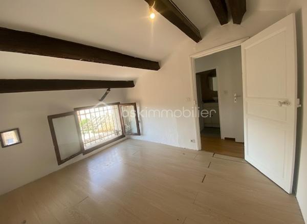 Au cœur du village de Fayence, dans un environnement calme et sans vis-à-vis, découvrez cette charmante maison de village composée de deux logements indépendants, offrant une belle opportunité d'investissement ou d'accession à la propriété avec revenu locatif.
Proposée au prix de 159 000 €, elle permet de bénéficier d'un revenu immédiat tout en offrant un beau potentiel de valorisation.
Le bien se compose de :
• Un studio de 25,25 m², situé au 1er étage et actuellement loué 420 € par mois, comprenant une pièce de vie avec alcôve, une salle d'eau et un WC.
• Un appartement 3 pièces en duplex de 43,55 m² Loi Carrez (57,22 m² au sol), réparti sur les 2ᵉ et 3ᵉ étages. À rénover, il comprend un salon, une cuisine et un WC au premier niveau, puis deux chambres sous pente et une salle d'eau à l'étage.
Cette configuration est idéale pour un premier achat : le duplex peut être occupé en résidence principale tandis que le studio déjà loué génère un revenu permettant de contribuer au remboursement du crédit immobilier.
Pour un investisseur, le potentiel est tout aussi attractif. Après rénovation du duplex, les deux logements peuvent générer jusqu'à 1 140 € de loyers mensuels, soit 13 680 € par an, représentant une rentabilité brute estimée à environ 8,6 %, avec un rendement pouvant être encore optimisé en location saisonnière.
Rare au cœur du village, la maison bénéficie d'un environnement sans vis-à-vis et offre, selon les pièces, une agréable vue dégagée sur les toits de Fayence et les collines environnantes, apportant luminosité et charme à l'ensemble.
Taxe Foncière 800 euro.
Son emplacement privilégié, à quelques pas des commerces, des écoles, des restaurants et des transports, ainsi que les stationnements publics à proximité, en font un bien particulièrement recherché.
Convient aussi bien à un investisseur qu'à un primo-accédant.
Une opportunité rare sur le marché de Fayence, alliant rendement locatif, potentiel d'évolution et qualité de vie.
Pour plus d'informations ou organiser une visite, contactez Adeline Le Cravier au 06 22 04 20 46.