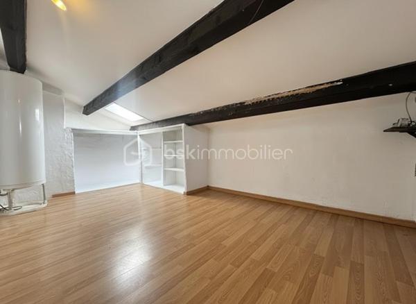 Au cœur du village de Fayence, dans un environnement calme et sans vis-à-vis, découvrez cette charmante maison de village composée de deux logements indépendants, offrant une belle opportunité d'investissement ou d'accession à la propriété avec revenu locatif.
Proposée au prix de 159 000 €, elle permet de bénéficier d'un revenu immédiat tout en offrant un beau potentiel de valorisation.
Le bien se compose de :
• Un studio de 25,25 m², situé au 1er étage et actuellement loué 420 € par mois, comprenant une pièce de vie avec alcôve, une salle d'eau et un WC.
• Un appartement 3 pièces en duplex de 43,55 m² Loi Carrez (57,22 m² au sol), réparti sur les 2ᵉ et 3ᵉ étages. À rénover, il comprend un salon, une cuisine et un WC au premier niveau, puis deux chambres sous pente et une salle d'eau à l'étage.
Cette configuration est idéale pour un premier achat : le duplex peut être occupé en résidence principale tandis que le studio déjà loué génère un revenu permettant de contribuer au remboursement du crédit immobilier.
Pour un investisseur, le potentiel est tout aussi attractif. Après rénovation du duplex, les deux logements peuvent générer jusqu'à 1 140 € de loyers mensuels, soit 13 680 € par an, représentant une rentabilité brute estimée à environ 8,6 %, avec un rendement pouvant être encore optimisé en location saisonnière.
Rare au cœur du village, la maison bénéficie d'un environnement sans vis-à-vis et offre, selon les pièces, une agréable vue dégagée sur les toits de Fayence et les collines environnantes, apportant luminosité et charme à l'ensemble.
Taxe Foncière 800 euro.
Son emplacement privilégié, à quelques pas des commerces, des écoles, des restaurants et des transports, ainsi que les stationnements publics à proximité, en font un bien particulièrement recherché.
Convient aussi bien à un investisseur qu'à un primo-accédant.
Une opportunité rare sur le marché de Fayence, alliant rendement locatif, potentiel d'évolution et qualité de vie.
Pour plus d'informations ou organiser une visite, contactez Adeline Le Cravier au 06 22 04 20 46.
