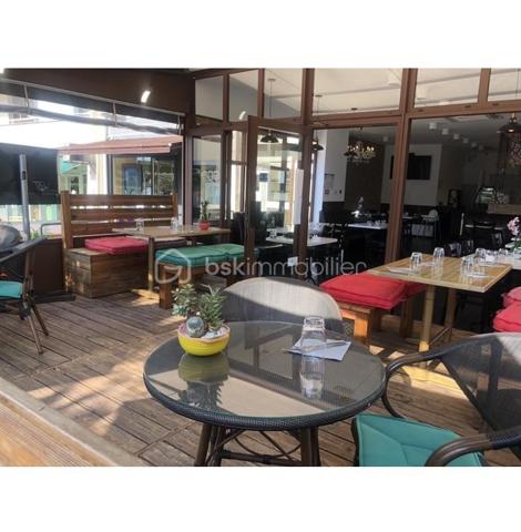 À VENDRE – FONDS DE COMMERCE RESTAURANT À MANDELIEU-LA-NAPOULE

Opportunité rare pour professionnel de la restauration.

Restaurant en activité depuis plusieurs années, bénéficiant d'une clientèle fidèle et d'un emplacement stratégique en centre-ville de Mandelieu-La-Napoule, avec de nombreuses possibilités de stationnement à proximité.

Caractéristiques du restaurant
Salle de restaurant de 80 m²
Capacité d'environ 40 couverts en intérieur
Terrasse couverte de 24 places
Cuisine professionnelle d'environ 30 m², fonctionnelle et entièrement équipée
Gaz de ville et électricité
Établissement conforme aux normes PMR
Données d'exploitation
Chiffre d'affaires : 228 000 €
Prix de vente : 111 000 € FAI
Loyer : 1 850 € TTC par mois, charges comprises
Ouverture actuelle : service du midi et du soir
Fermeture : 2 jours par semaine
Possibilité d'ouverture en continu (service non-stop)
Fermeture annuelle : entre 1 mois et demi et 2 mois
Licence III
Annexes incluses au bail
1 box privatif
1 second box fermé en location pour seulement 120 €/mois
Équipements professionnels inclus
2 systèmes d'extraction en toiture avec moteurs neufs
Piano gaz
Friteuse gaz
Barbecue pierre de lave
Four ventilé
Tour réfrigérée
7 tables de travail inox
Lave-vaisselle récent (1 an)
2 armoires réfrigérées positives
1 armoire négative neuve
Cellule de refroidissement
Machine sous vide
Robot Coupe
Hachoir à viande
Nombreux autres équipements professionnels

Affaire clé en main, parfaitement équipée, idéale pour un couple ou un professionnel souhaitant reprendre immédiatement une activité rentable sans investissement complémentaire.

Pour plus d'informations ou pour organiser une visite, contactez-moi.