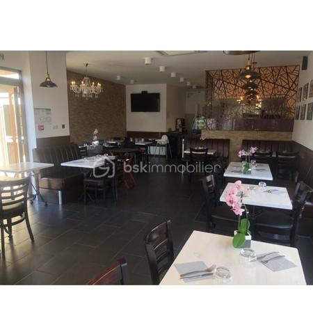 À VENDRE – FONDS DE COMMERCE RESTAURANT À MANDELIEU-LA-NAPOULE

Opportunité rare pour professionnel de la restauration.

Restaurant en activité depuis plusieurs années, bénéficiant d'une clientèle fidèle et d'un emplacement stratégique en centre-ville de Mandelieu-La-Napoule, avec de nombreuses possibilités de stationnement à proximité.

Caractéristiques du restaurant
Salle de restaurant de 80 m²
Capacité d'environ 40 couverts en intérieur
Terrasse couverte de 24 places
Cuisine professionnelle d'environ 30 m², fonctionnelle et entièrement équipée
Gaz de ville et électricité
Établissement conforme aux normes PMR
Données d'exploitation
Chiffre d'affaires : 228 000 €
Prix de vente : 111 000 € FAI
Loyer : 1 850 € TTC par mois, charges comprises
Ouverture actuelle : service du midi et du soir
Fermeture : 2 jours par semaine
Possibilité d'ouverture en continu (service non-stop)
Fermeture annuelle : entre 1 mois et demi et 2 mois
Licence III
Annexes incluses au bail
1 box privatif
1 second box fermé en location pour seulement 120 €/mois
Équipements professionnels inclus
2 systèmes d'extraction en toiture avec moteurs neufs
Piano gaz
Friteuse gaz
Barbecue pierre de lave
Four ventilé
Tour réfrigérée
7 tables de travail inox
Lave-vaisselle récent (1 an)
2 armoires réfrigérées positives
1 armoire négative neuve
Cellule de refroidissement
Machine sous vide
Robot Coupe
Hachoir à viande
Nombreux autres équipements professionnels

Affaire clé en main, parfaitement équipée, idéale pour un couple ou un professionnel souhaitant reprendre immédiatement une activité rentable sans investissement complémentaire.

Pour plus d'informations ou pour organiser une visite, contactez-moi.