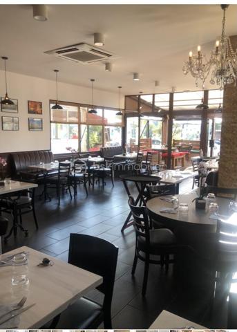 À VENDRE – FONDS DE COMMERCE RESTAURANT À MANDELIEU-LA-NAPOULE

Opportunité rare pour professionnel de la restauration.

Restaurant en activité depuis plusieurs années, bénéficiant d'une clientèle fidèle et d'un emplacement stratégique en centre-ville de Mandelieu-La-Napoule, avec de nombreuses possibilités de stationnement à proximité.

Caractéristiques du restaurant
Salle de restaurant de 80 m²
Capacité d'environ 40 couverts en intérieur
Terrasse couverte de 24 places
Cuisine professionnelle d'environ 30 m², fonctionnelle et entièrement équipée
Gaz de ville et électricité
Établissement conforme aux normes PMR
Données d'exploitation
Chiffre d'affaires : 228 000 €
Prix de vente : 111 000 € FAI
Loyer : 1 850 € TTC par mois, charges comprises
Ouverture actuelle : service du midi et du soir
Fermeture : 2 jours par semaine
Possibilité d'ouverture en continu (service non-stop)
Fermeture annuelle : entre 1 mois et demi et 2 mois
Licence III
Annexes incluses au bail
1 box privatif
1 second box fermé en location pour seulement 120 €/mois
Équipements professionnels inclus
2 systèmes d'extraction en toiture avec moteurs neufs
Piano gaz
Friteuse gaz
Barbecue pierre de lave
Four ventilé
Tour réfrigérée
7 tables de travail inox
Lave-vaisselle récent (1 an)
2 armoires réfrigérées positives
1 armoire négative neuve
Cellule de refroidissement
Machine sous vide
Robot Coupe
Hachoir à viande
Nombreux autres équipements professionnels

Affaire clé en main, parfaitement équipée, idéale pour un couple ou un professionnel souhaitant reprendre immédiatement une activité rentable sans investissement complémentaire.

Pour plus d'informations ou pour organiser une visite, contactez-moi.